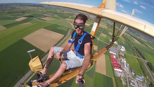 So curious Fliying thing, old airplane : That's how to feel freakin Free!