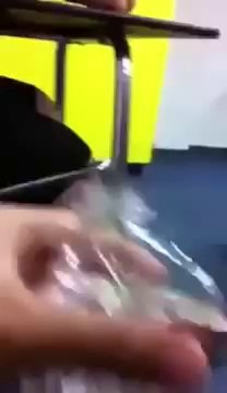 Boire une bouteille d'eau de façon très rapide