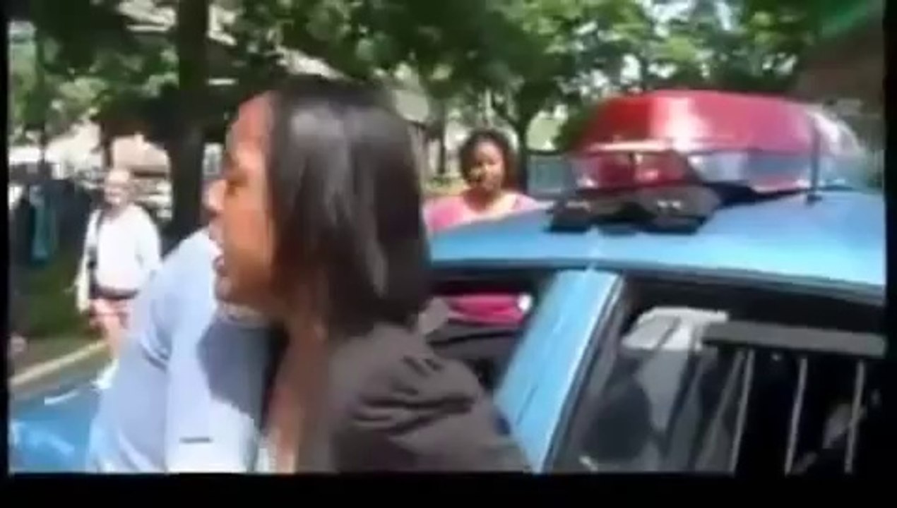 Un policier tabasse une jeune femme