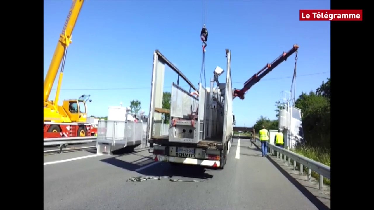 Brec'h (56). En partie incendié, le portique écotaxe démonté