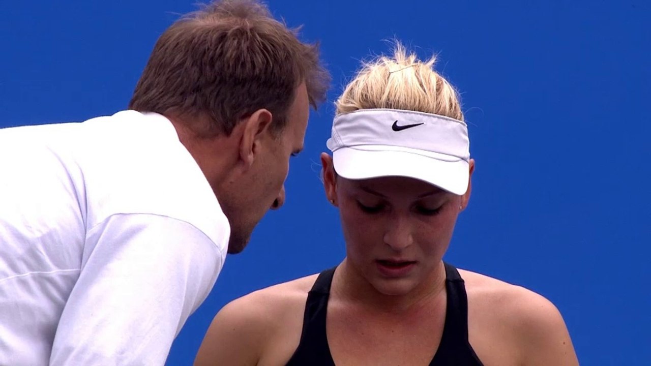 Tennis - Il monte sur le terrain pour réprimander sa joueuse!