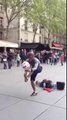 Il défie la gravité avec un ballon de football