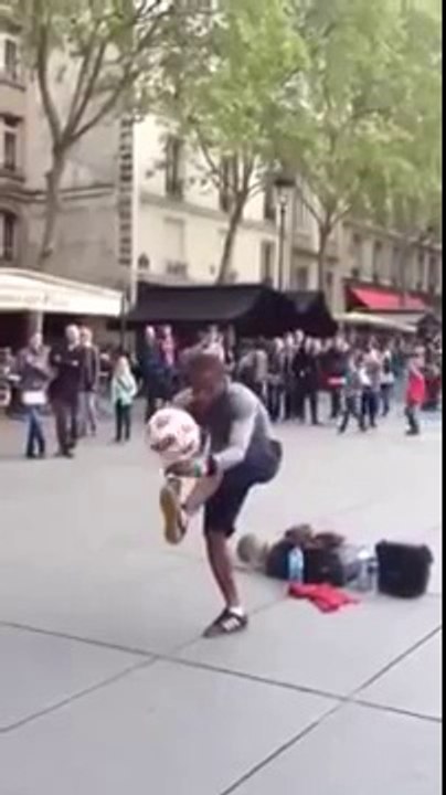 Il défie la gravité avec un ballon de football