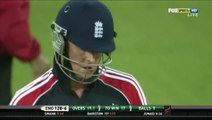 Brave Umar Akmal Wicket-keeping To Junaid Khan With One﻿ Glove - Amazing HD