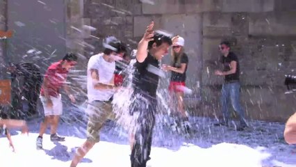 Une bataille de boules de neige en plein mois de juin pour vendre des pneus