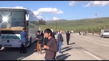 PKK yol kesip Muş Karayolunu ulaşıma kapattı - 30 05 2014 - MUŞ