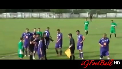 VIDEO - Romania: Calciatore espulso rompe il naso all'arbitro con una testata