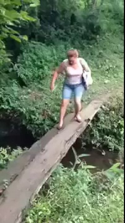 mulher levando um tombo ....(falei que ia dar merda)