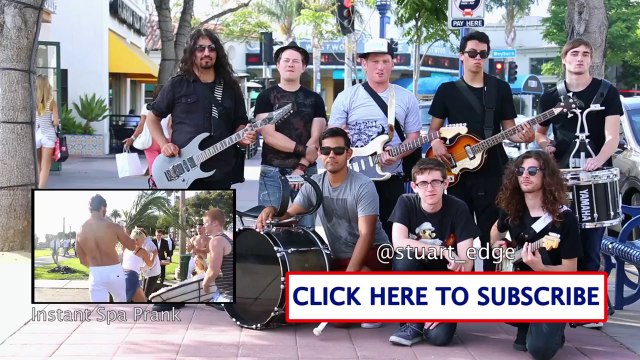 Jouer Thunderstruck d'AC/DC à des filles dans la rue : Caméra cachée hilarante!