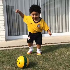 Filho de Dentinho mostra habilidade com bola no pé
