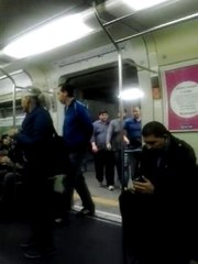 Usuária registra metrô em circulação com a porta aberta