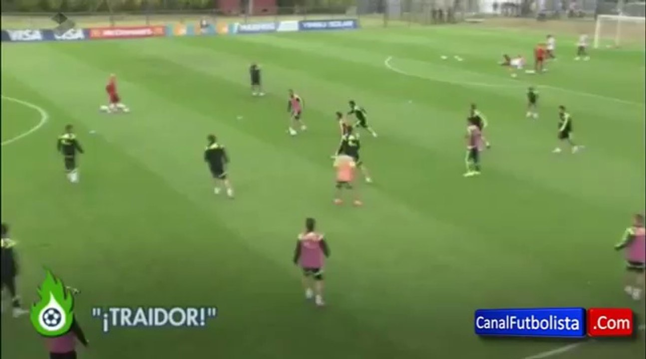 Aficionados gritan traidor a Diego Costa durante el entrenamiento de España | Mundial Brasil 2014
