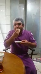 böyle dondurma yiyen bi insan gördünüz mü?