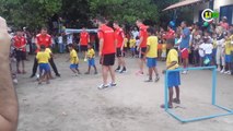 Seleção alemã visita escola e bate bola com os alunos