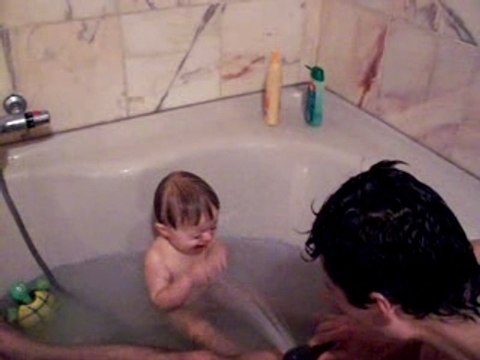 Esteban ds le bain avec papa
