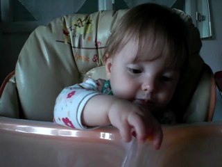 Louna fait des bisous