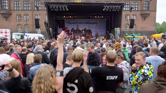 1000 personnes mangent 1000 piments Bhut Jolokia (ghost chili pepper)