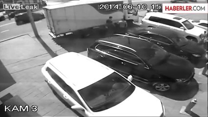 Yolda Dalgın Şekilde Yürüyen Adam Kamyonun Altında Kaldı