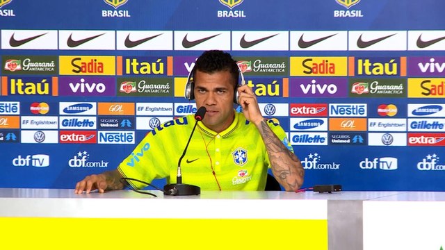 Dani Alves zagubiony. Nie zna angielskiego