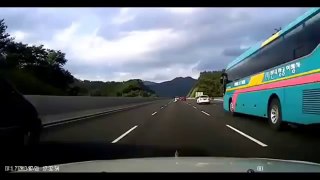 Mulher cai de carro em movimento em rodovia no Japão