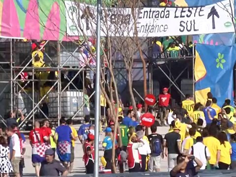 Бразильцы празднуют победу в первом матче ЧМ-2014