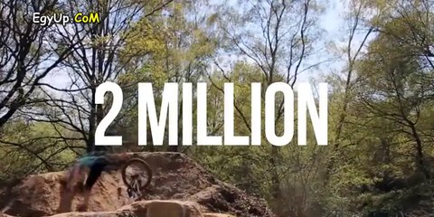 شاهد ماذا فعل " الموج " فى فتاة تتباهى بجسمها أمام البحر .. فيديو مضحك جداً