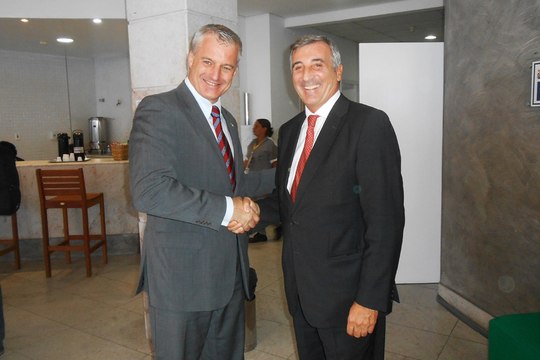 Cônsules de Espanha e Holanda esquentam duelo em Salvador