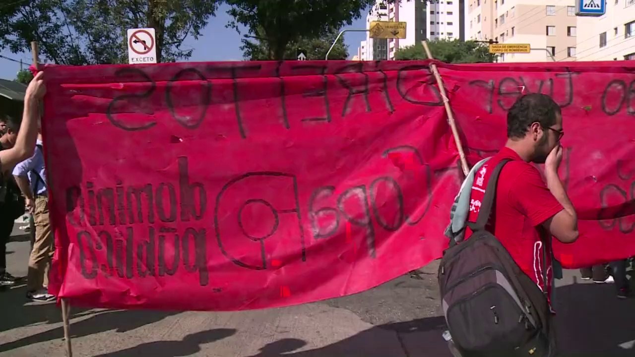 MOND2014: gaz lacrymogènes contre des manifestants