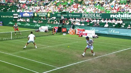 Falla preso a pallonate dal compagno di doppio
