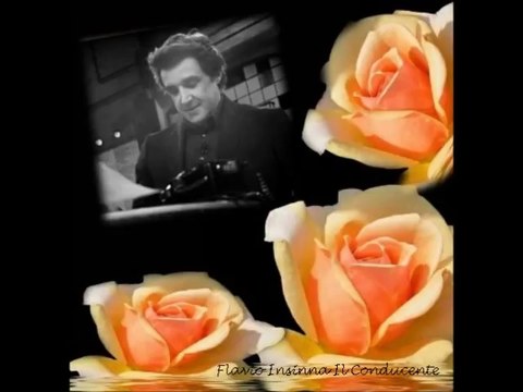 Flavio Insinna recita una poesia per la festa della mamma