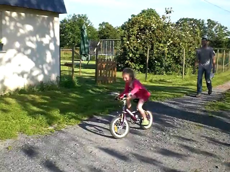 Les 1ers essais de Lilou sans roulettes