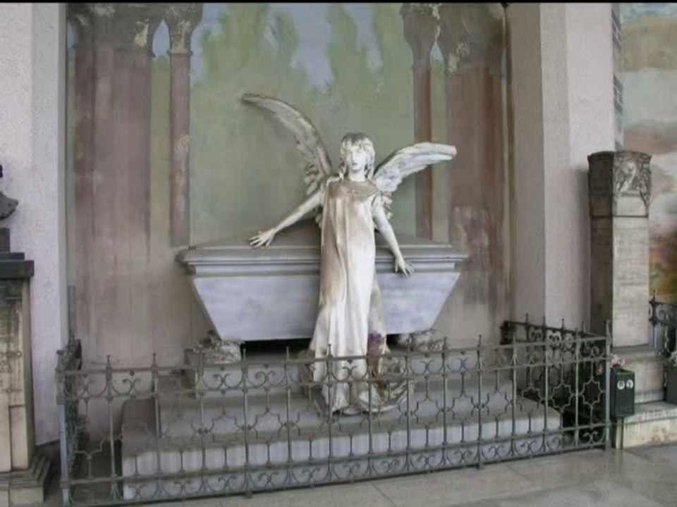 Milano Cimitero (Si prega, di seguire con lo schermo pieno e una grande concentrazione.) Milan Cemetery (Please, follow up with the full screen and a large concentration.) Milano Mezarlığı (Lütfen tam kare ekran ve dikkatli bir konsantrasyonla izleyiniz.)