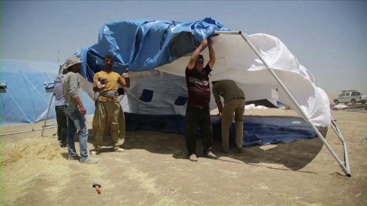 Refugees gather at Iraqi checkpoint