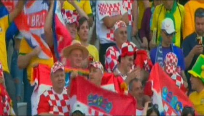لحظة دخول لاعبي منتخب البرازيل إلي أرض الملعب