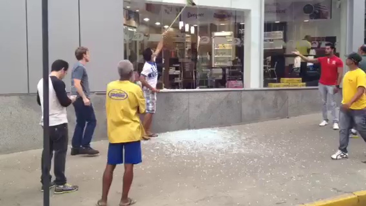 Σπασμένη βιτρίνα