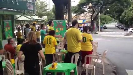 Ο κόσμος χειροκροτά τους αστυνομικούς