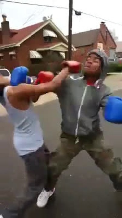 Combat de boxe anglaises en pleine rue se termine en terrible KO !