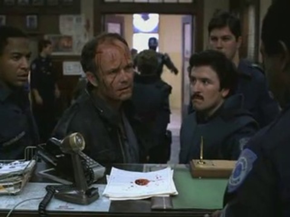 Robocop detiene a un delincuente