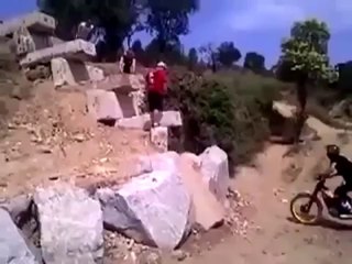 Escalando as pedras com a moto - incrível !