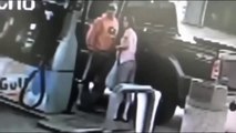 Homem Acende isqueiro e provoca acidente em posto de gasolina