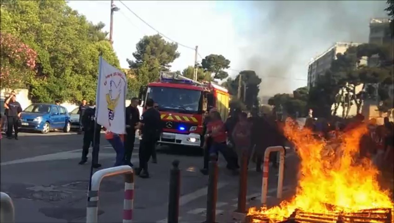 Après sommation des CRS et éteinte du feu par les marins-pompiers