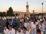 Un dîner en blanc sur les ponts de Paris