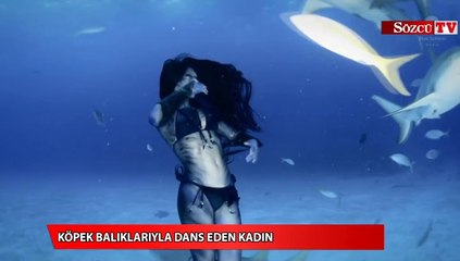 Köpek balıklarıyla dans eden kadın