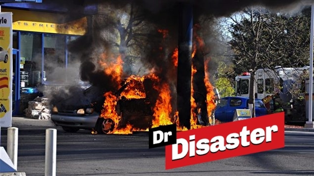 Acte héroïque dans une station-service en feu / Dr Disaster