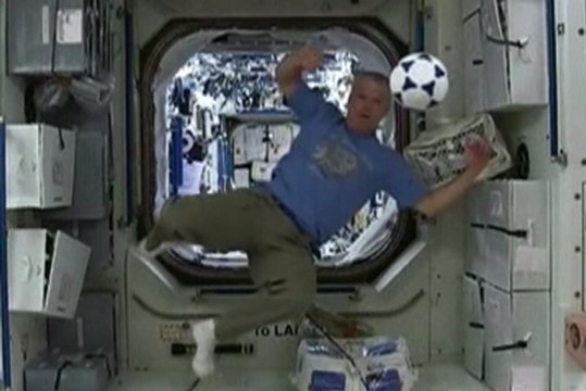 La Coupe du Monde 2014 dans l'espace - ZAPPING ACTU HEBDO DU 14/06/2014