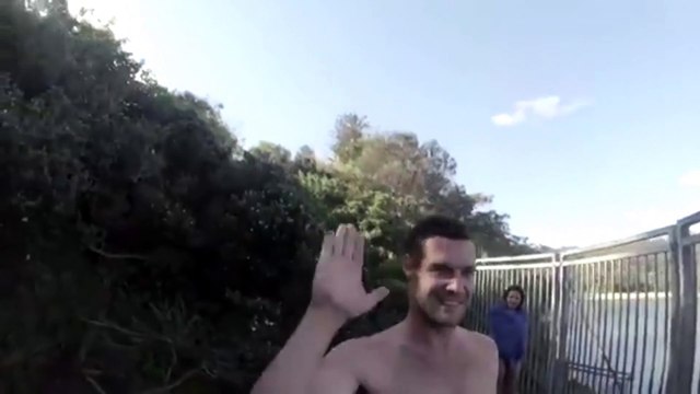 Un baigneur se retrouve nez à nez avec un requin