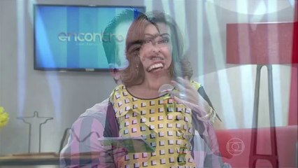 Fátima falando por telefone com a Cláudia Leite