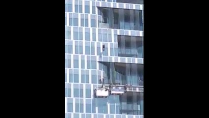 La Défense : une nacelle de nettoyage se décroche