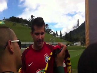 Criança ganha apoio de jogadores do Brasil para tratar doença