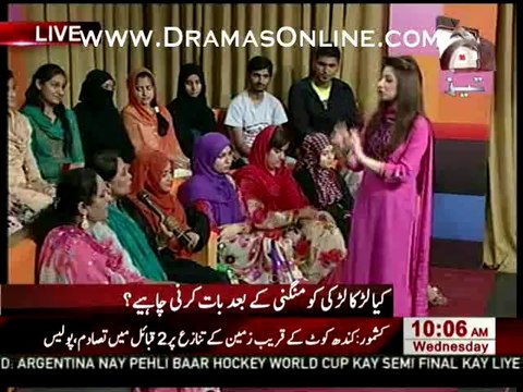 A Lady In Public telling her story k marriage se pehle unhe unk miya se bat nahi karne di gayi jiski wajah se unki life Barbad ho k reh gayi